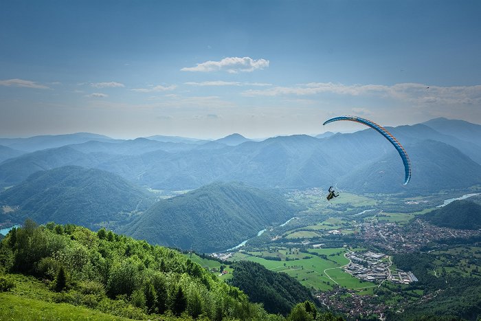 Un parapendio ha sorvolato Tolmin