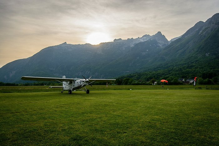 Aereo parcheggiato all\'aeroporto circondato dalle montagne