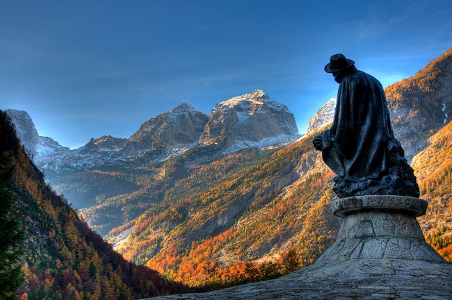 Monumento dr. Juliusu Kugyju, Vršič Kugy-monument-in-Trenta_photo-Ales-FrelihPicture-Slovenia1920.jpg
