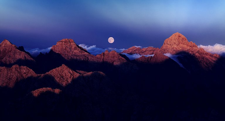 Monte Triglav, Valle dell’Isonzo Luna-nad-Alpami-desno-Triglav---Dan-Briski.jpg
