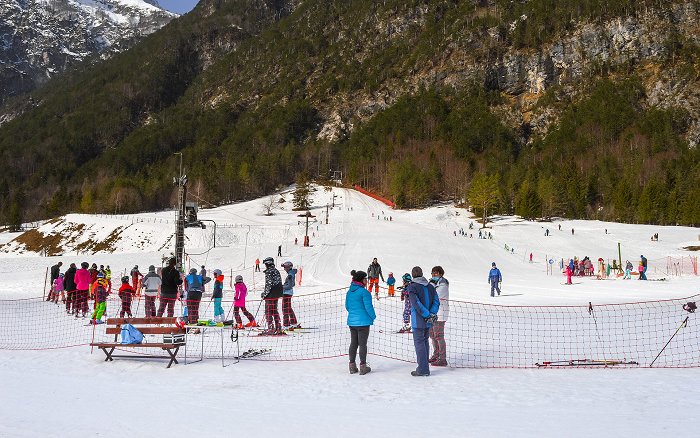 Una stazione sciistica innevata con due impianti di risalita, apprezzata dai bambini di tutte le età.