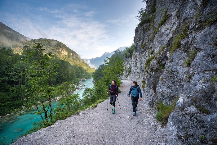 Pohodnika se sprehajata po Juliana Trail ob smaragdni reki Soči