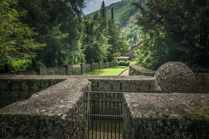 Eingang vor den Mauern des Deutschen Beinhauses