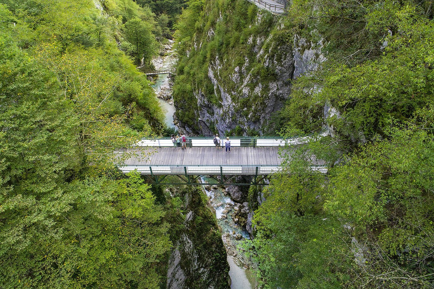 I visitatori guardano dal Ponte del Diavolo 60 m profondo nella gola di Tolminka.