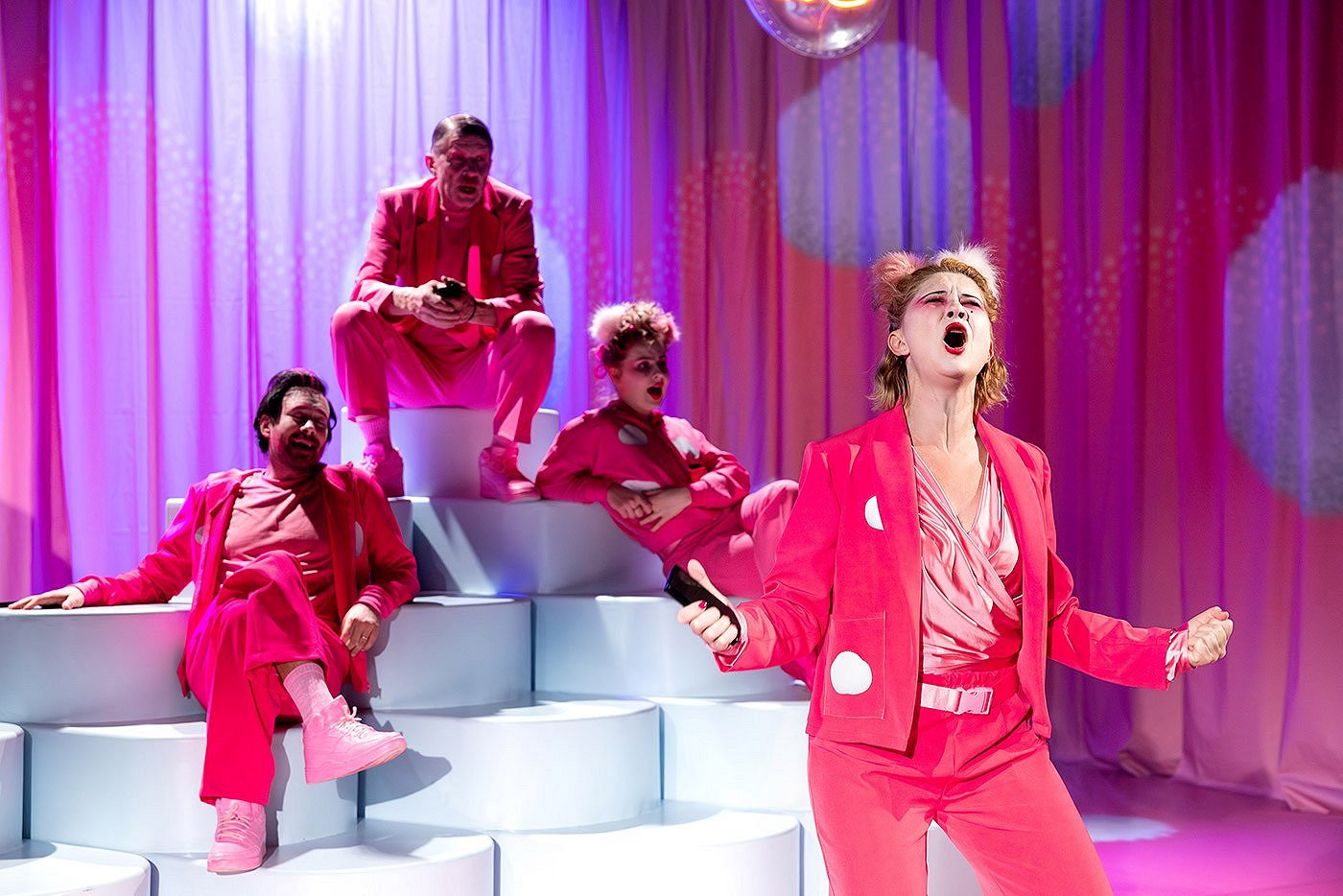 Gospodarji neumnosti, humoristična tragedija