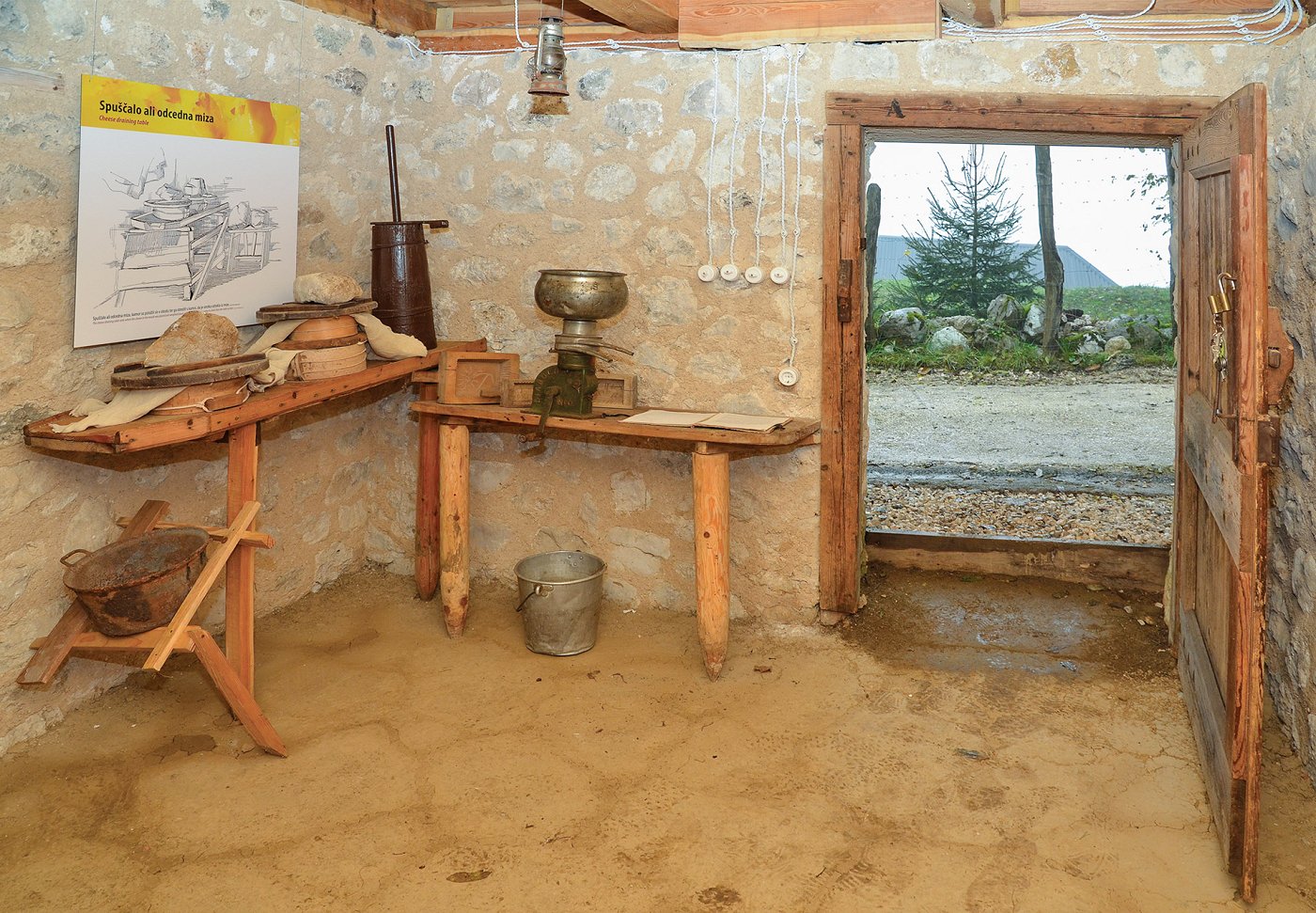 Latteria a Ravni Laz - ingresso al caseificio