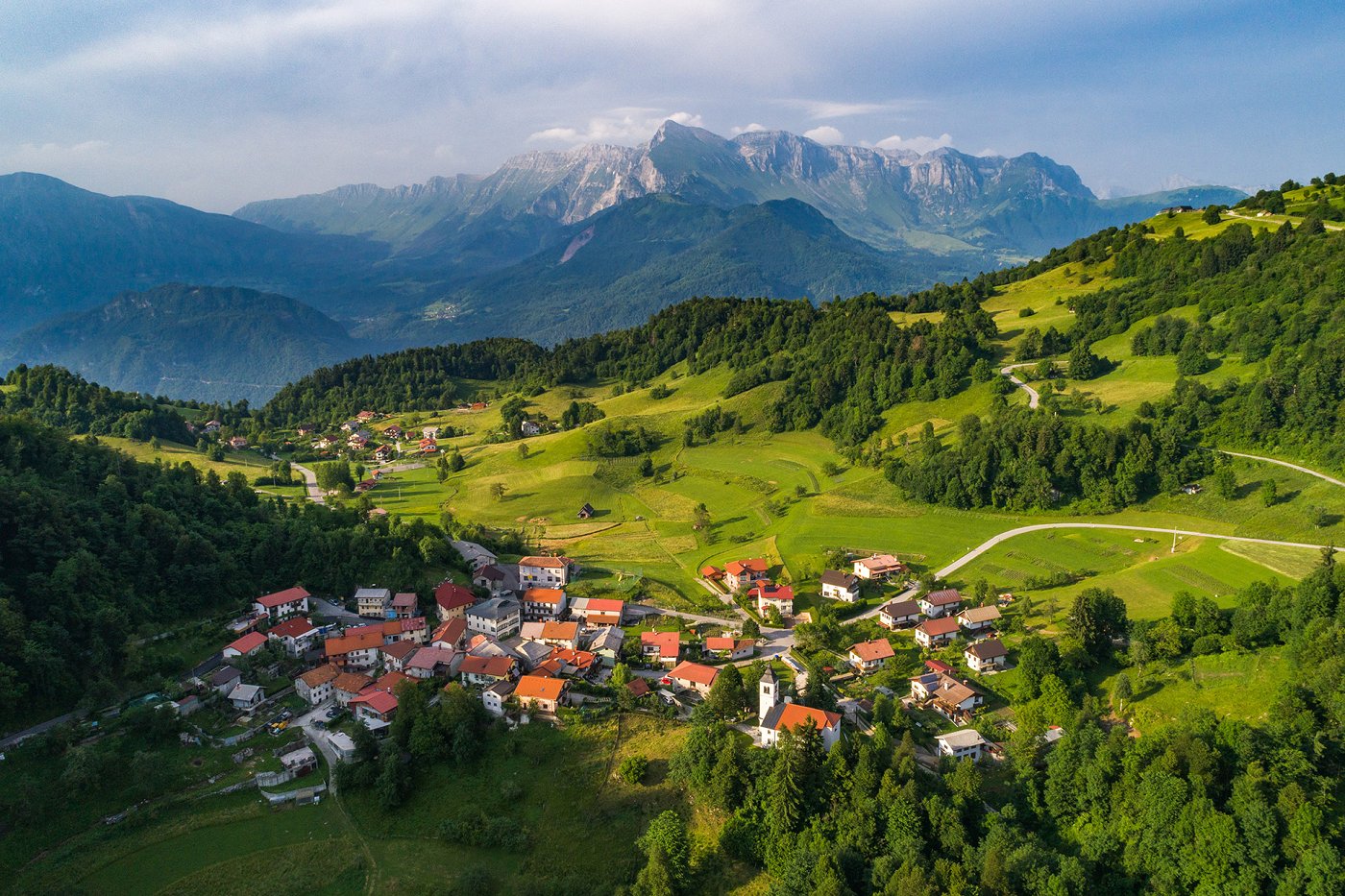 Pohod Livška štorja vodi po razglednih poteh v okolici Livka, ki združuje čudovite razglede in domače zgodbe, štorije in druženje domačinov z obiskovalci Pohod Livška štorja vodi po razglednih poteh v okolici Livka, ki združuje čudovite razglede in domače zgodbe, štorije in druženje domačinov z obiskovalci